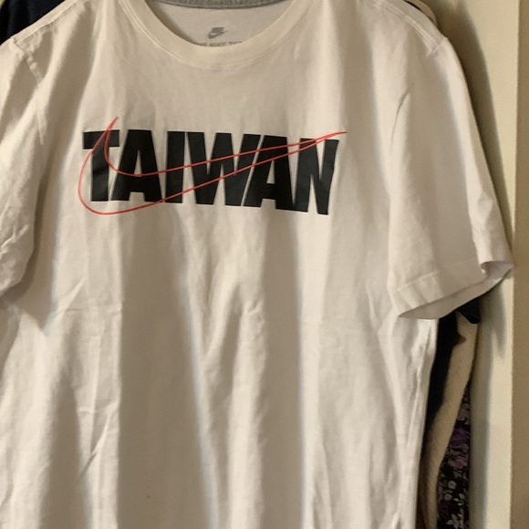 The Nike Tee Taiwan size Small (although reads size M) pit to pit measures 18” - Picture 5 of 6